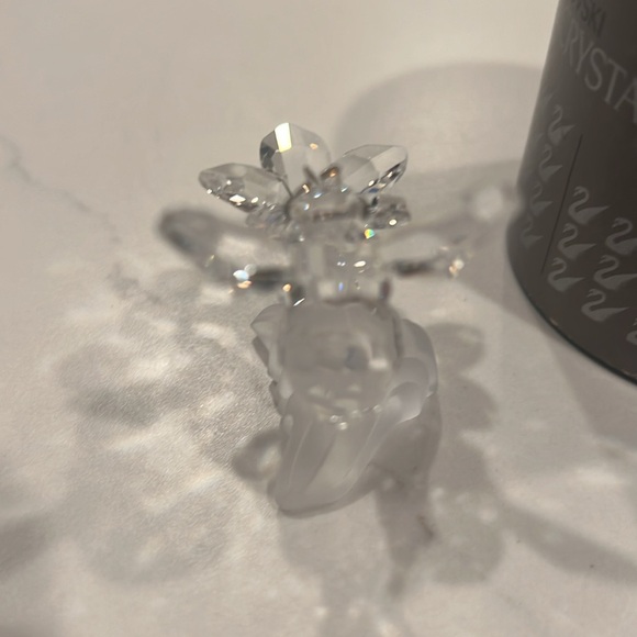 Swarovski crystal bee with flower πΊ π - Picture 3 of 6